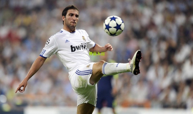 开云下载|T90经典再现，巴萨发布25/26赛季第三球衣，亮橙与深海军蓝点燃复古未来风潮